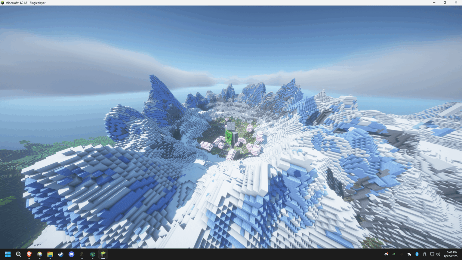 近くの村がある美しいスノーキャップマウンテン