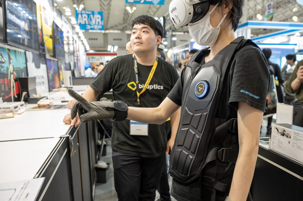 未来のゲームはこう楽しむ? ハプティックスーツで深まる没入感を体験【TGS2025】 – GAME Watch 未来のゲームはこう楽しむ? ハプティックスーツで深まる没入感を体験【TGS2025】 - GAME Watch