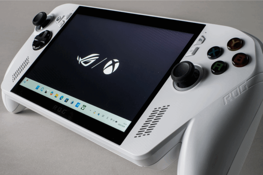 ASCII.jp：ポータブルゲーム機の大目玉が登場！ ROG Xbox Ally最速レビュー (1/3)
