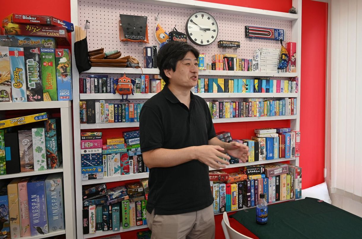 ボードゲームがいっぱいの素敵な「リゴレ」店内で話す林さん＝横浜市中区で
