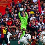 好セーブ連発のGK鈴木彩艶、後半ATにPKストップ! 前半に退場者を出したパルマ、防戦一方も今季2度目の完封