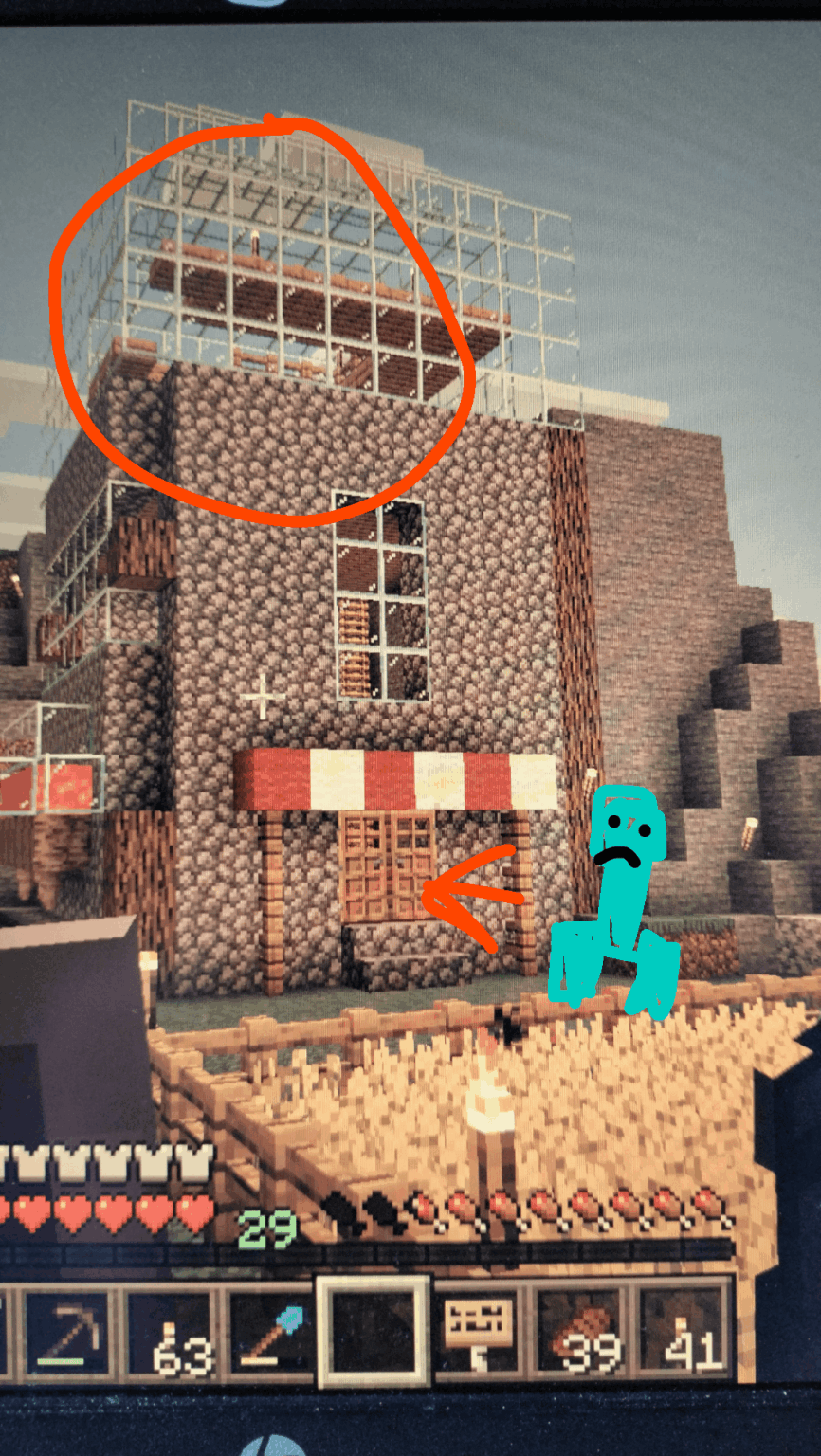 ツタが家に入ってきて、どういうわけか狭い穴を2階まで吹き飛ばし、エンチャントテーブルを破壊してしまいました。