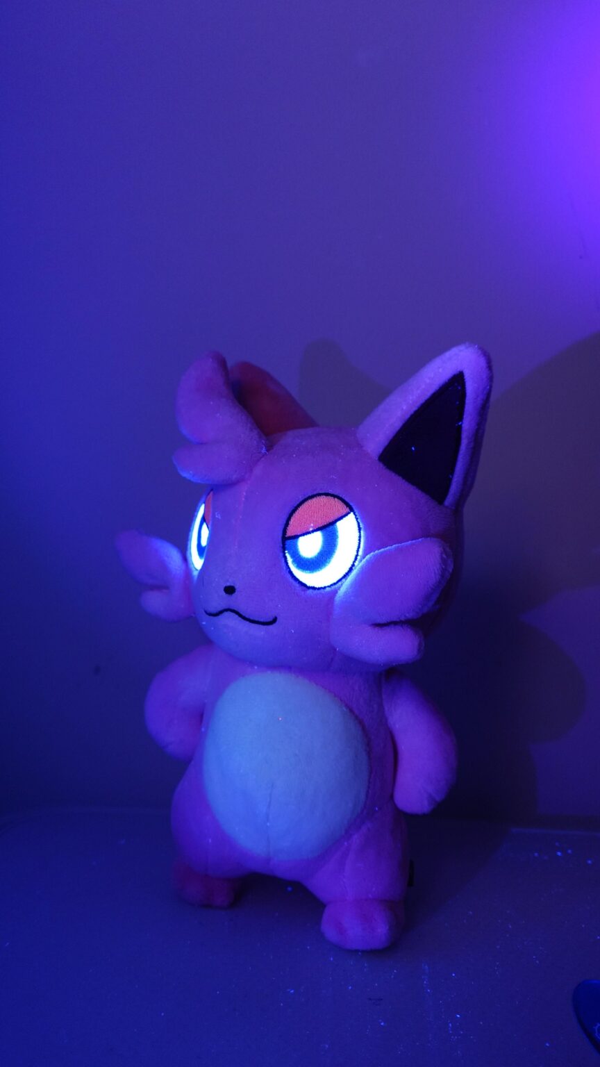 UVライトの下のCattiva