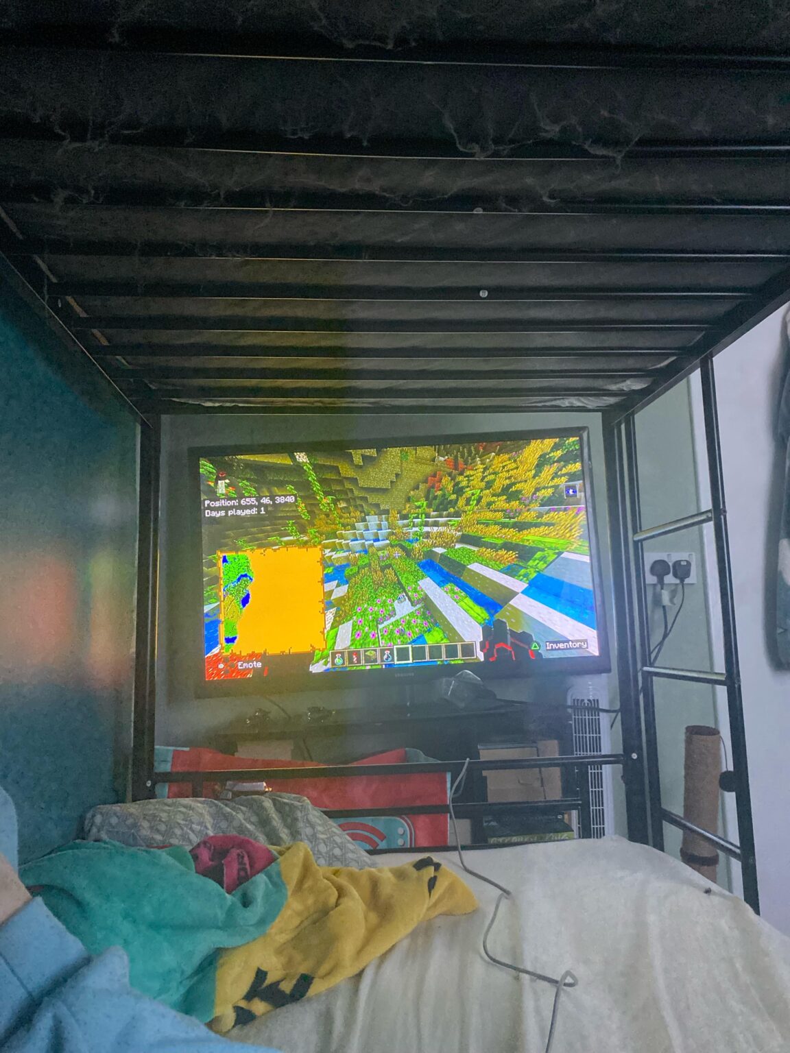 Reddit の他の人のおかげです。そこそこの大きさの緑豊かな洞窟を見つけた。シードは 84656941286248472 です