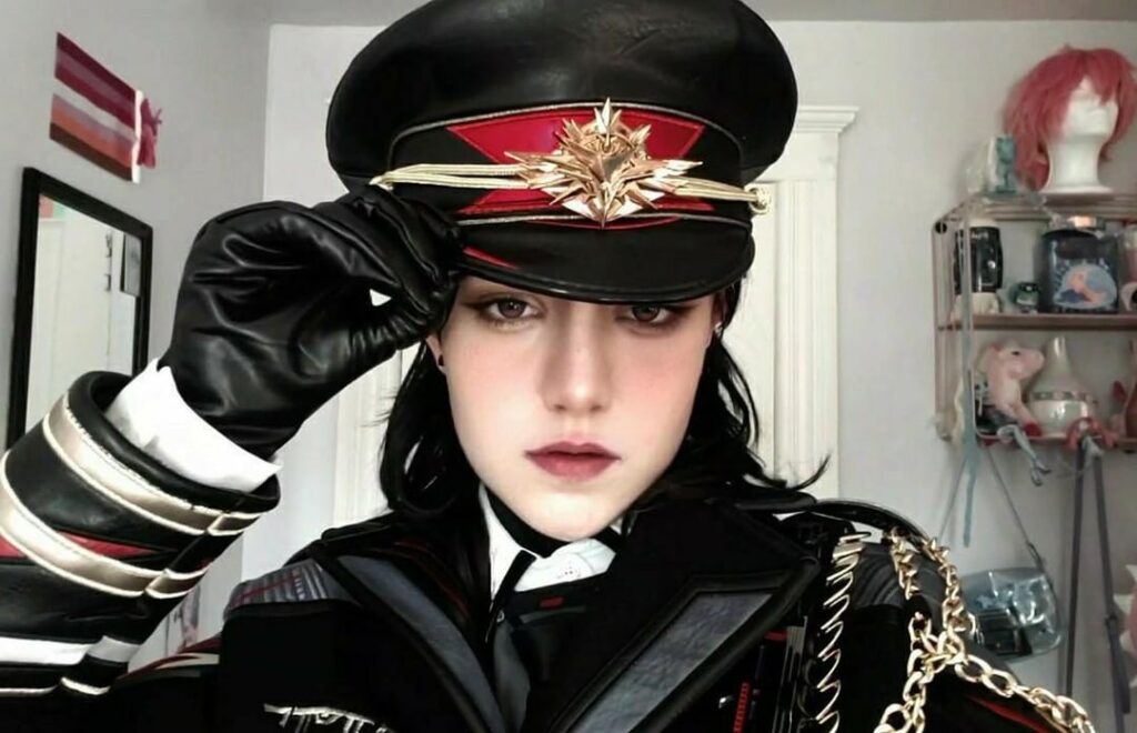 (女性) ケイレブ大佐、勤務中です 🍎