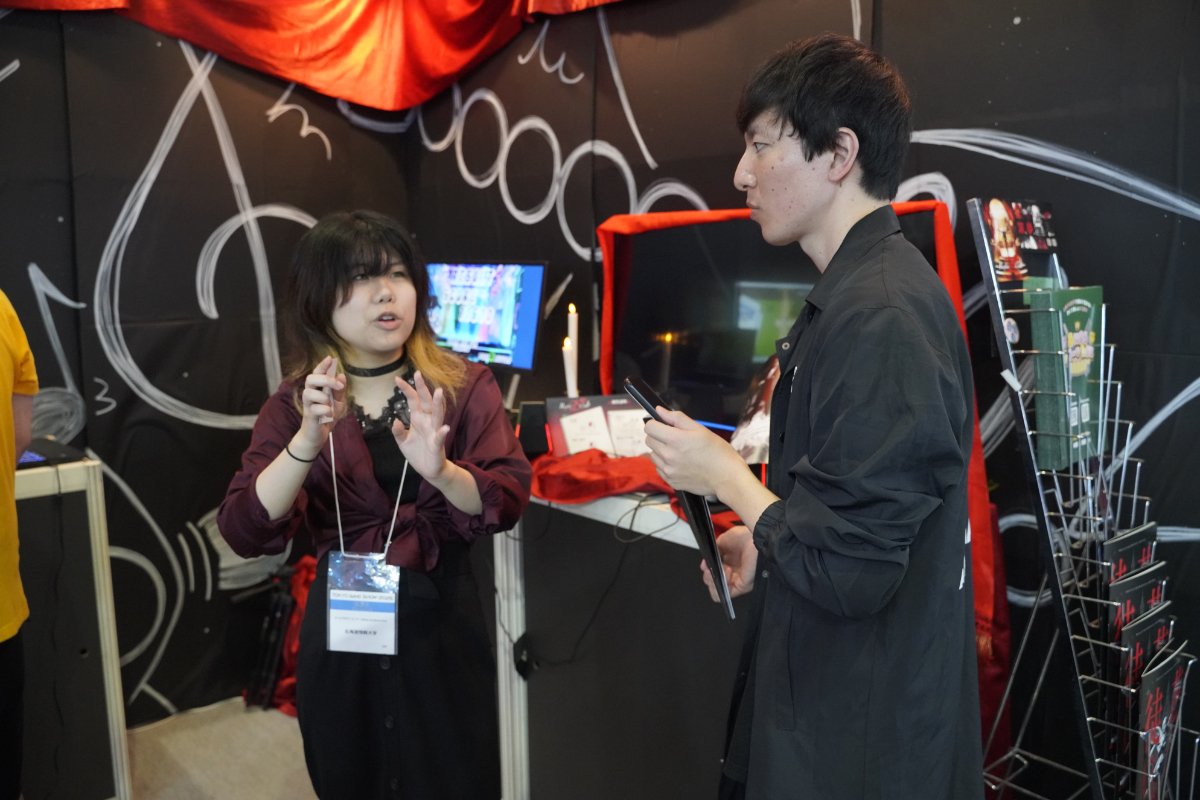 「Replica Club √D」制作者の山口さん(左)と、ただの藤井四段(右)