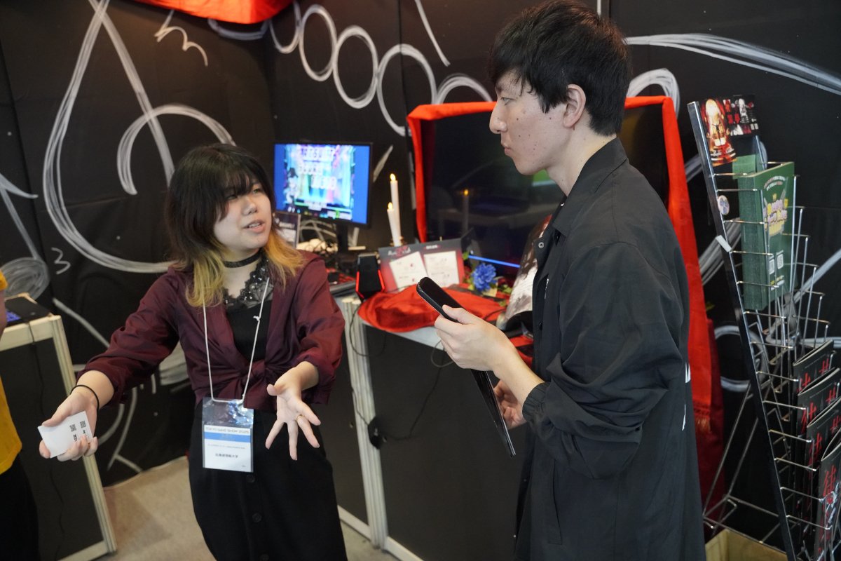 北海道情報大学について説明を受ける藤井四段