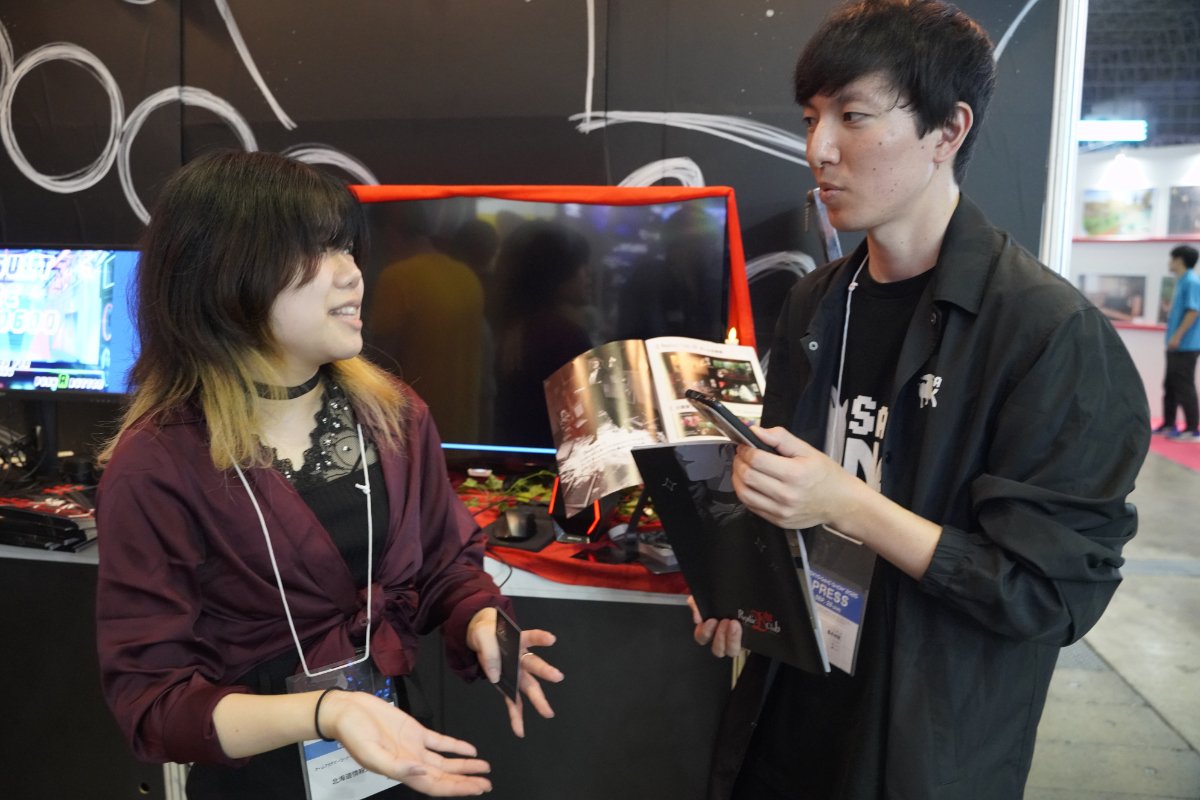 ゲーム制作について説明を受ける藤井四段