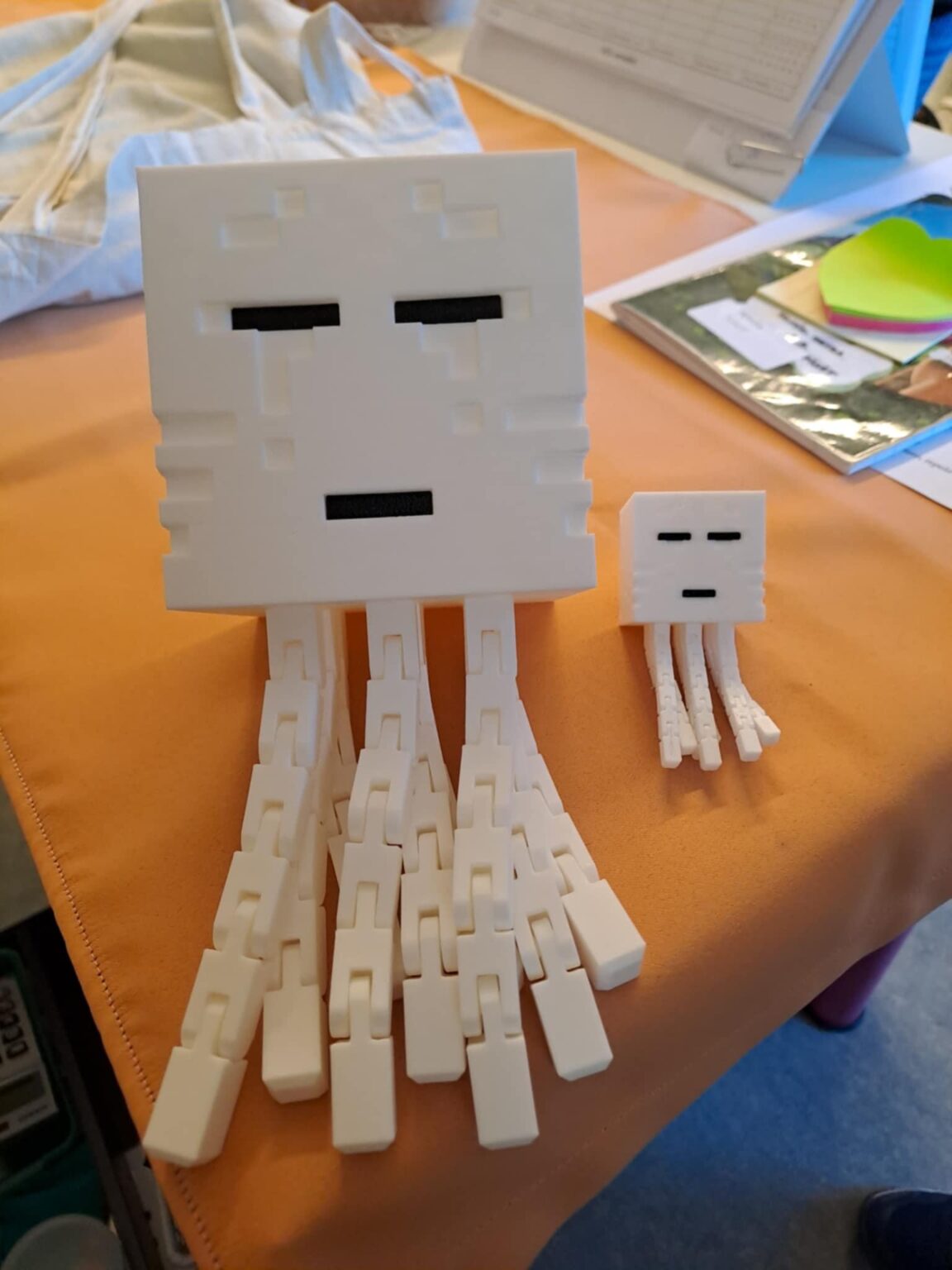 私の友人の先生がこの写真を送ってくれました。彼女の生徒の父親の一人がこれらのガストを 3D プリントし、その子供が学校に持ってきました。