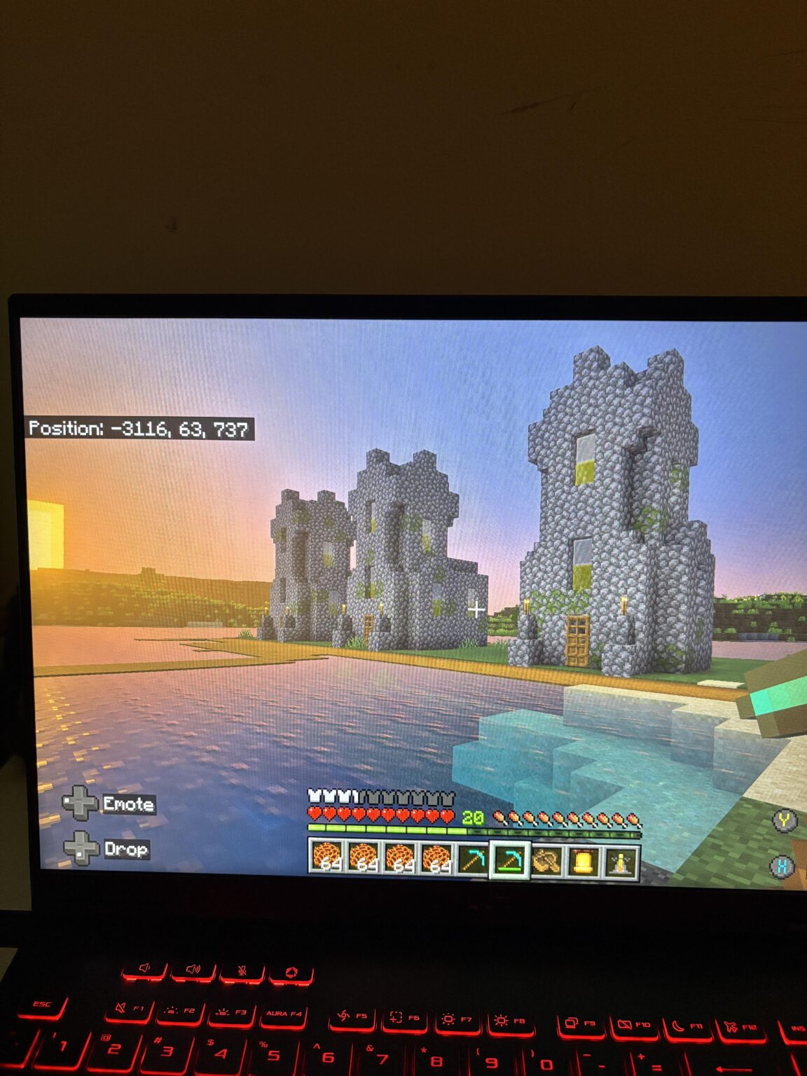 3 つの塔がある Minecraft の村。岩盤-3735998575581007331