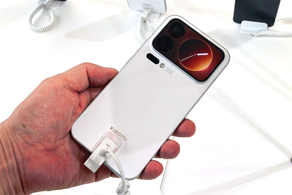 2.9インチの背面ディスプレイを搭載