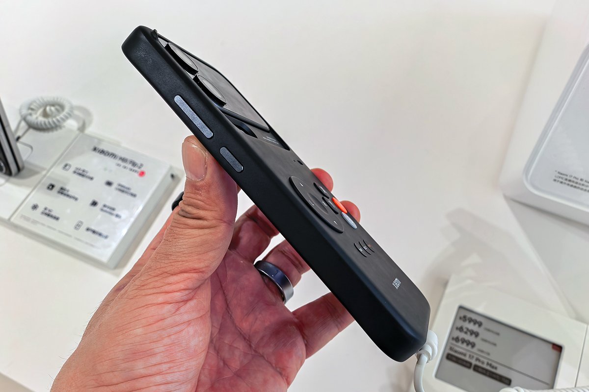 一般的なケースと変わらない大きさ