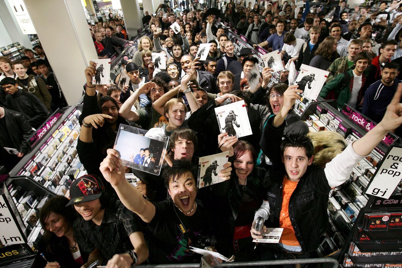 「メタルギア・ソリッド4・ガンズ・オブ・ザ・パトリオット」のサイン会に参加したファンたち＝2008年、英ロンドン/James Mccauley/Shutterstock