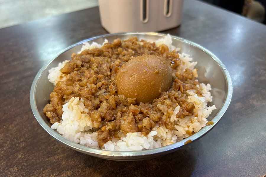 台北地下街にある店のルーロー飯【写真提供：すみまる（@AU75GM）さん】