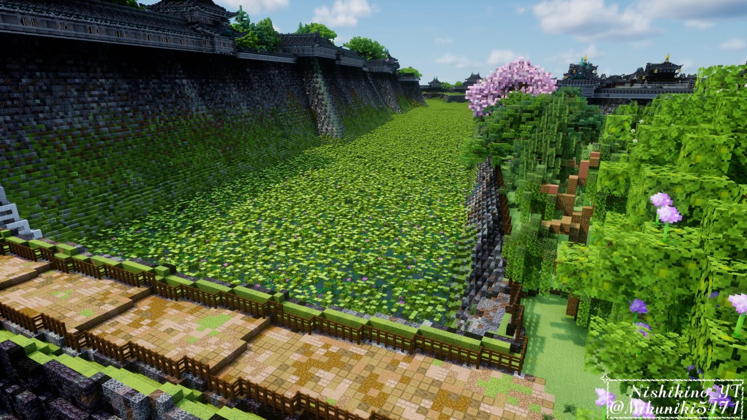 苔むした城の堀