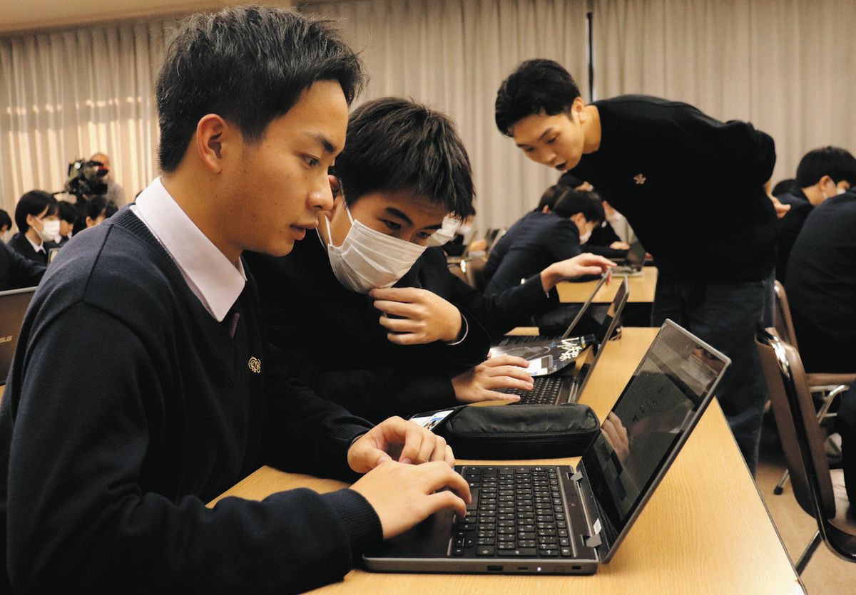 ゲームを通じて闇バイトの危険性を学ぶ生徒ら＝金沢市上安原町の金沢龍谷高で