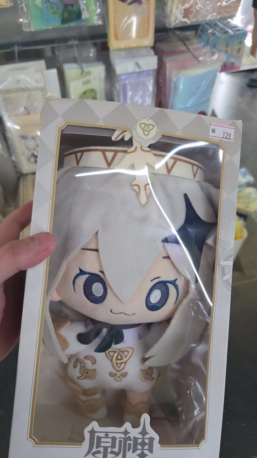 ランダムな店でパイモンのぬいぐるみを見つけたので、それを使って奇妙な冒険に出かけようとしています