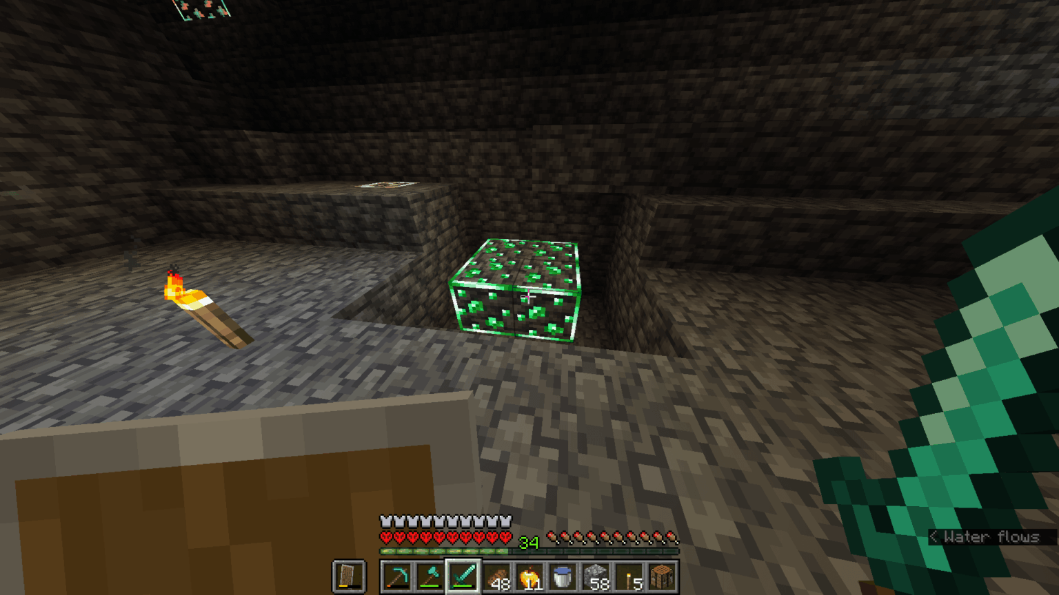 単一鉱脈内のディープスレート エメラルド鉱石 4 個