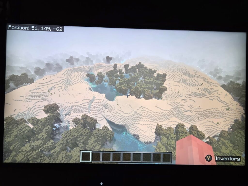 マングローブ湿地を囲む砂漠の輪 周囲を砂漠に囲まれたマングローブ湿地