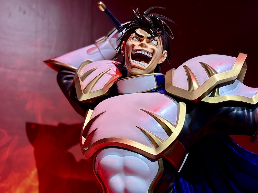 ルカ・ブライト等身大立像