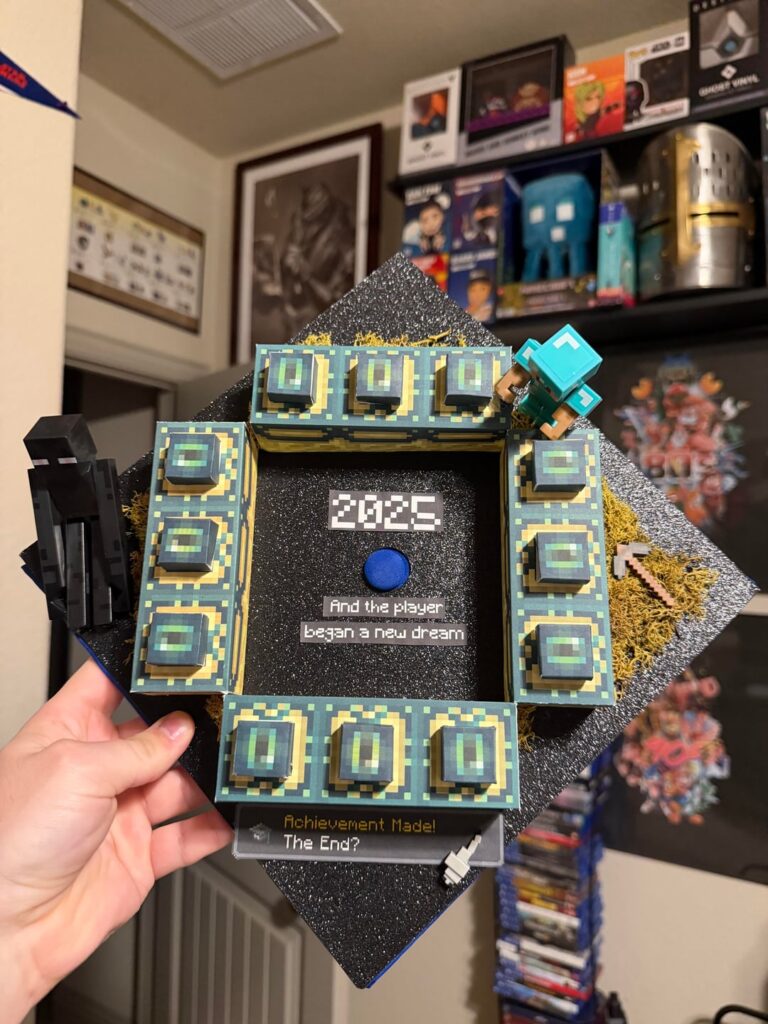 私のガールフレンドが私の大学の卒業式の帽子を飾りました。それがどれほどかっこよかったのかを共有したかっただけです。