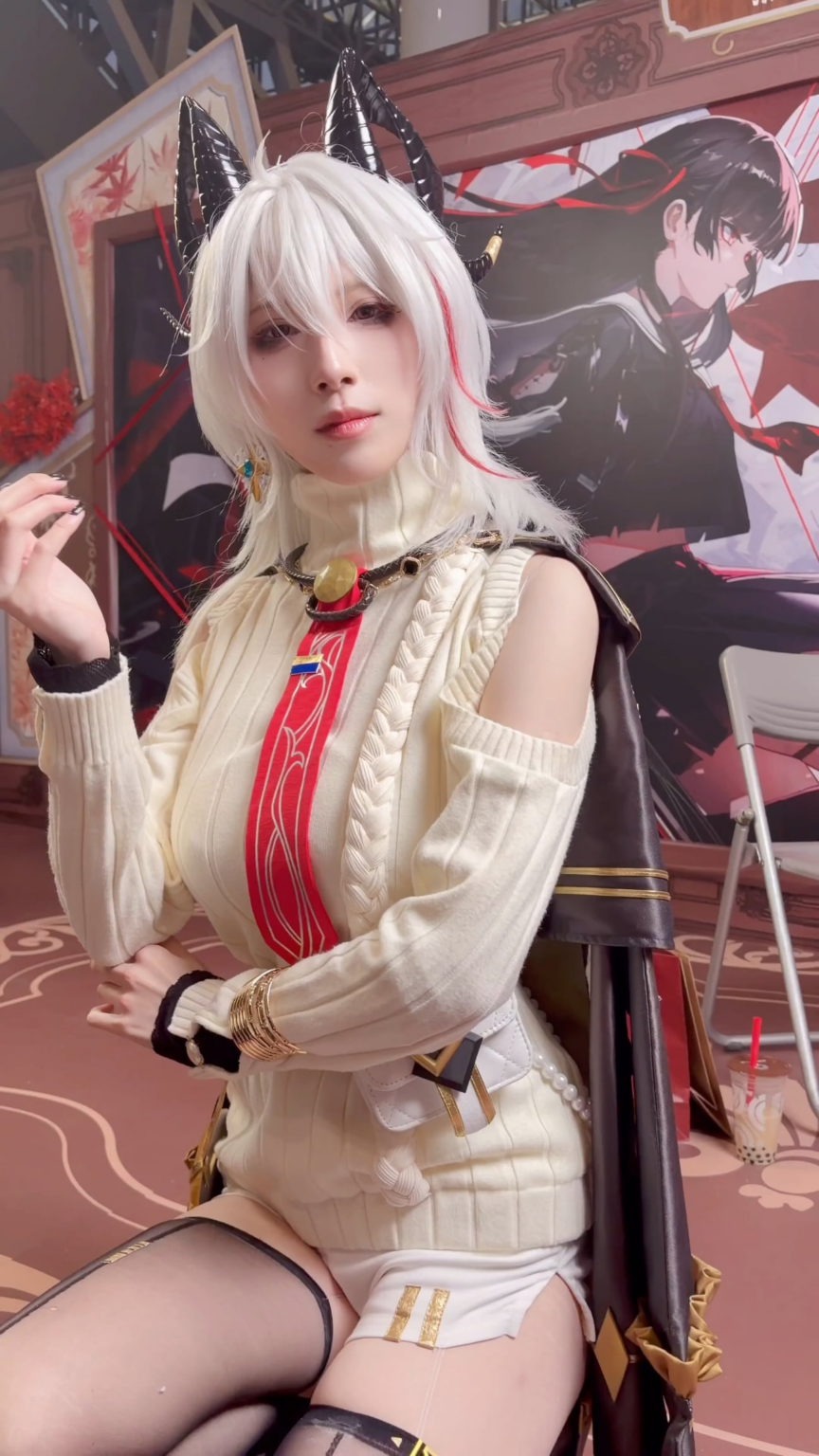 ザニが拳をぶつける