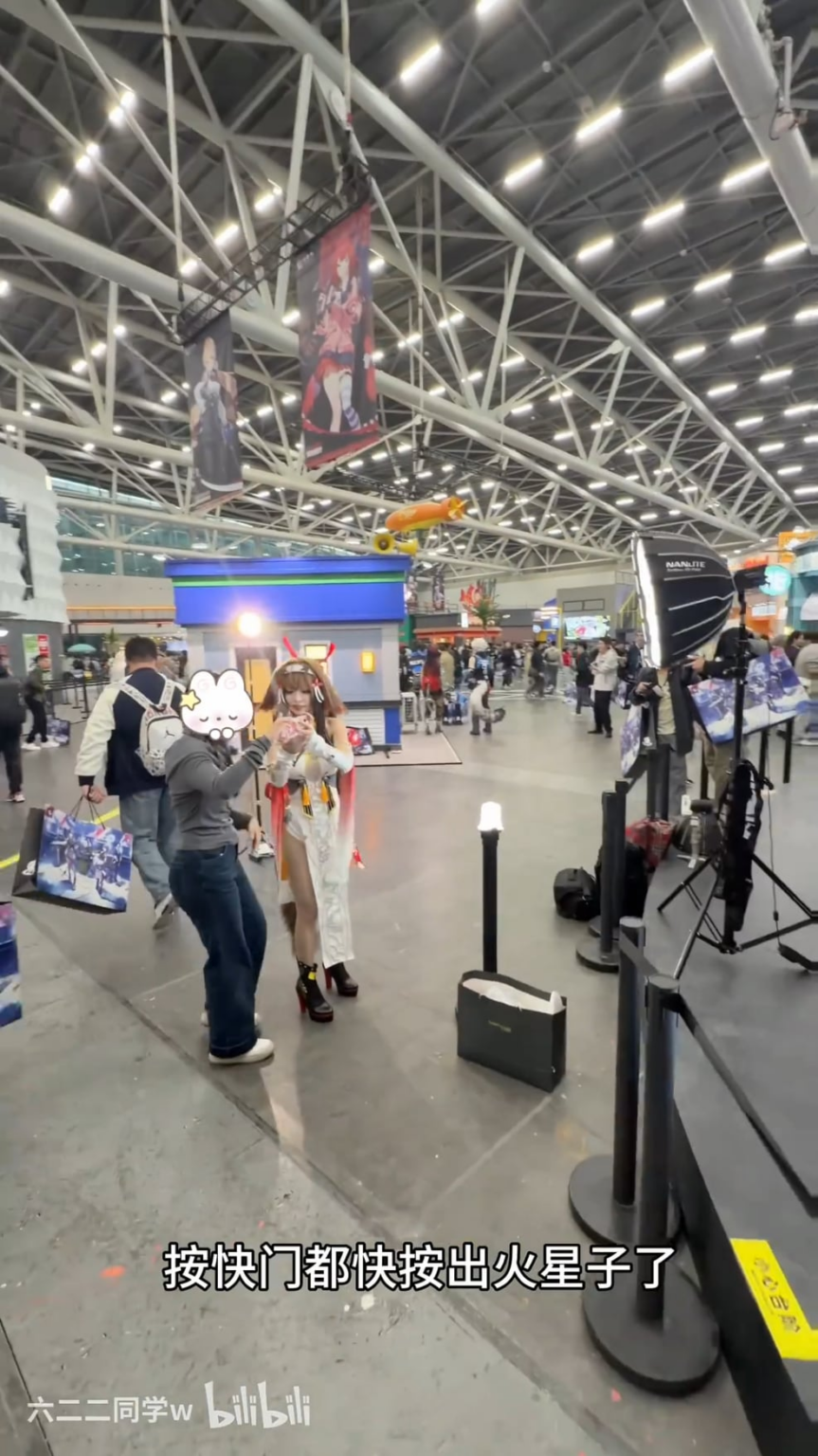 YSGと手をつないで写真を撮るのに、ずっと行列してた😭