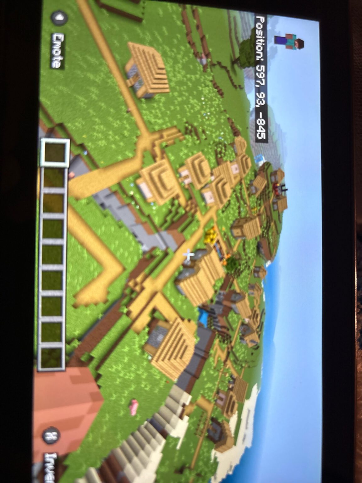 スポーン (岩盤) からそれほど遠くない、廃坑と要塞のある涼しい平原の村