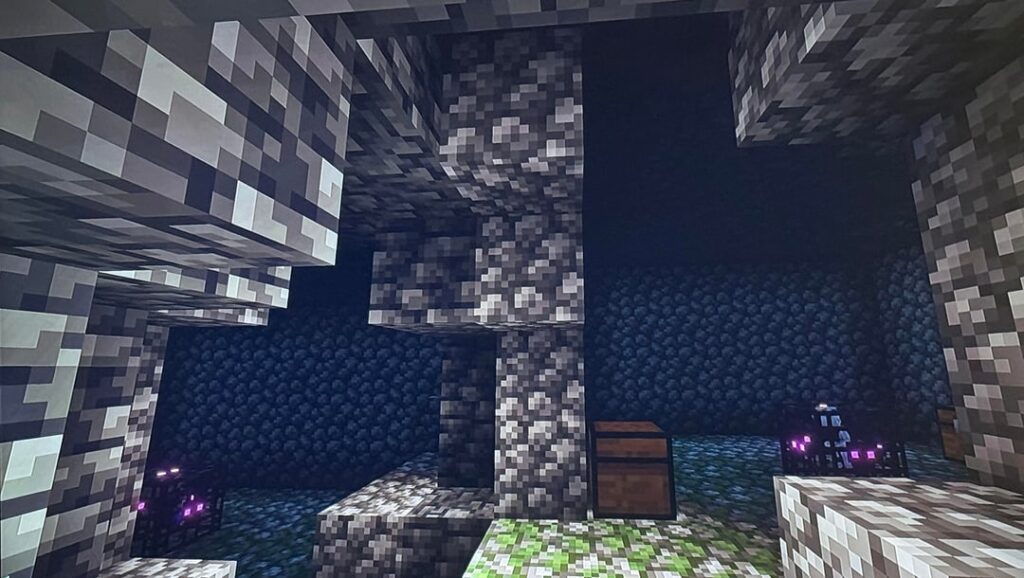 1 ブロック離れた場所に 2 つのダンジョンがあり、完全に生成されています。
