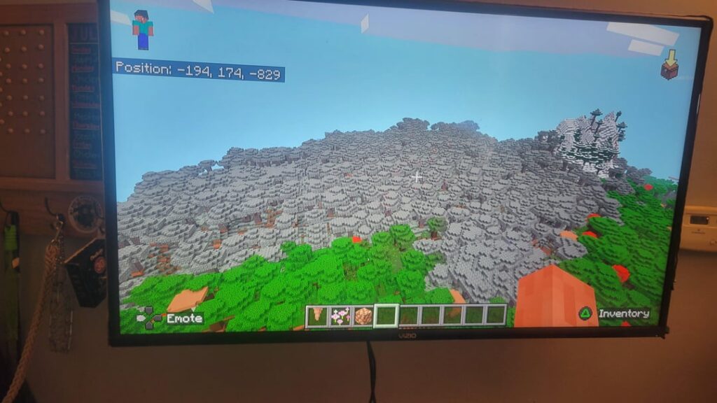 たぶん、自然に生成された最大のペールオークの森を見つけたと思います!大きすぎてレンダリング距離にすべてを収めることができません。シード番号は 69420023628519127、岩盤版です。 1000 ブロック以内にある淡いオークの森と森の邸宅のある桜の木立の入り江にスポーンします。