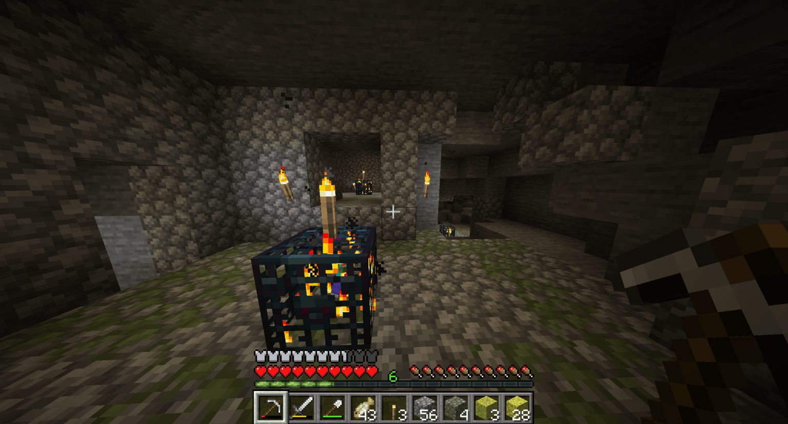 互いに 1 ブロック以内に部屋がある 3 つの Mob スポナー