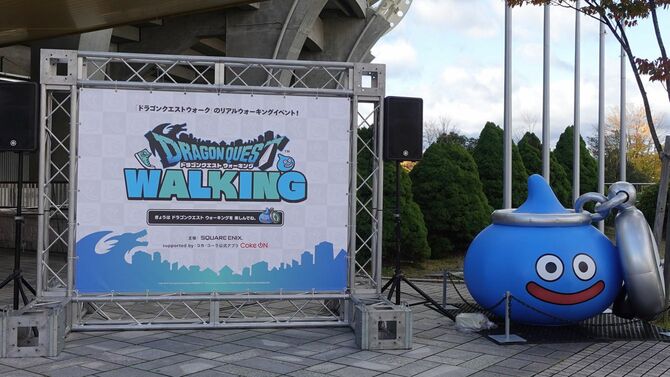 会場内の至る所に、ゲーム内登場のモンスターの立像が設置された