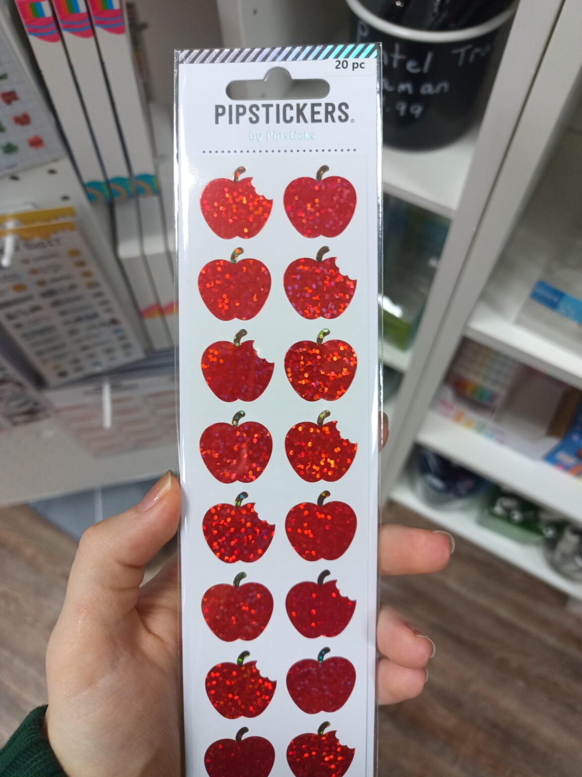 どこに行っても彼を見かけます 😔