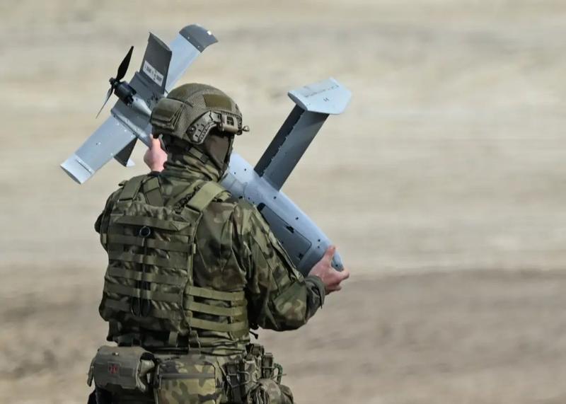 メロプスのデモンストレーションで、迎撃ドローン「Surveyor」を運ぶ兵士。