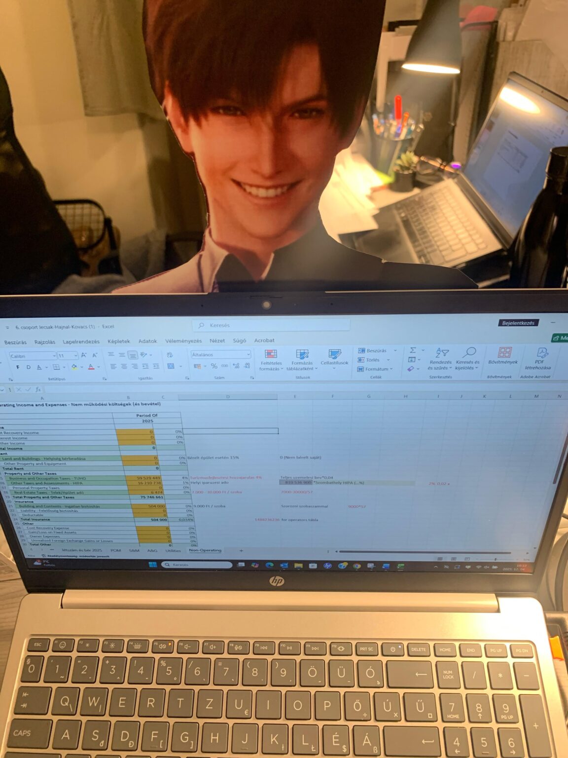 彼は私が仕事をしていることを確認しようとしているだけです❄️🥹