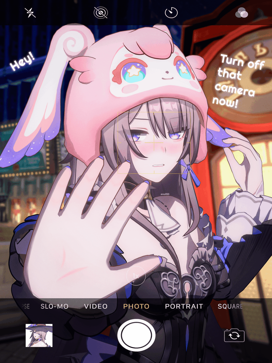 メムの帽子をかぶったヘルタ