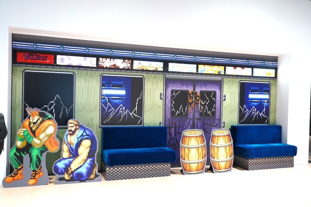 ファイナルファイト メトロシティ サブウェイはフォトスポット。座席に座ってゲーム内に入ったように撮影できる 撮影：タナカシノブ　(C)CAPCOM