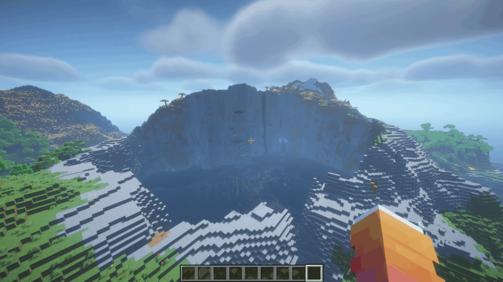 高い山々に囲まれた巨大な湖