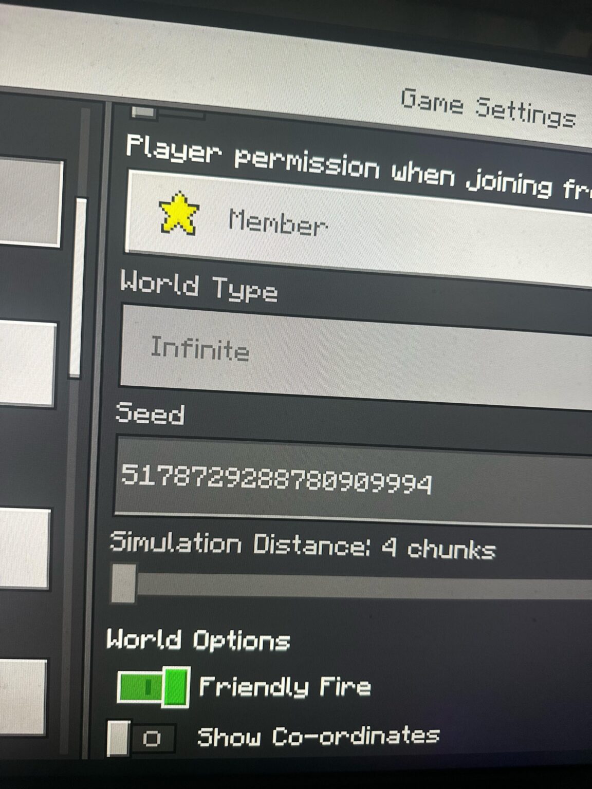 スポーン間近にある、打ち寄せた難破船、村、廃墟となったポータル、放棄された廃坑を含むシードを発見しました