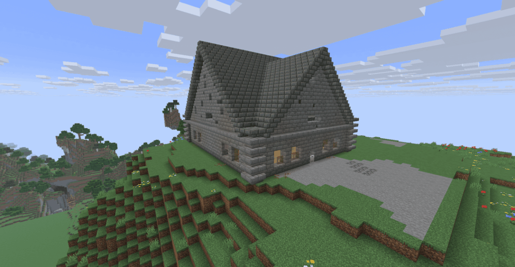 淡い苔の塵とクモの巣のある廃屋