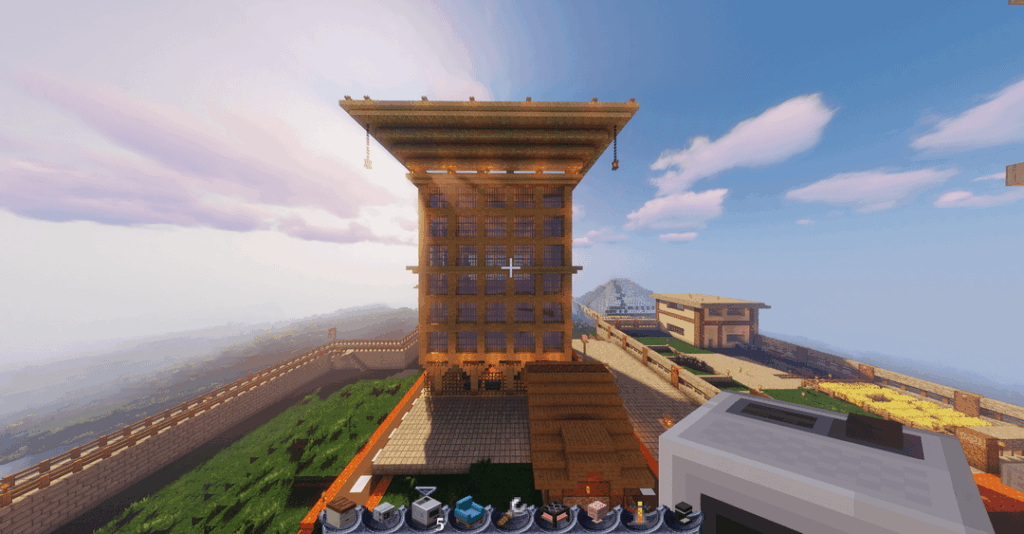 7階建てのホテル、外装が完成し内装工事中。