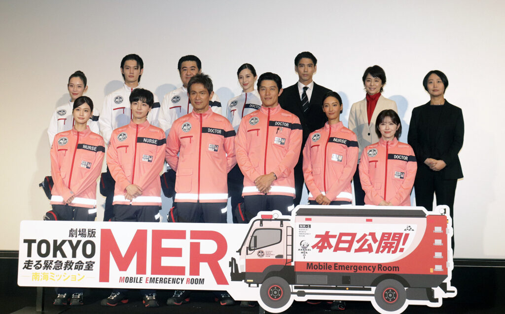 前列左から生見愛瑠、高杉真宙、江口洋介、鈴木亮平、菜々緒、宮澤エマ、松木彩監督、後列同フォンチー、佐野勇斗、小手伸也、中条あやみ、賀来賢人、石田ゆり子、劇場版『TOKYO MER 走る緊急救命室-南海ミッション-』キャスト初日舞台挨拶 ©︎The Hollywood Reporter Japan
