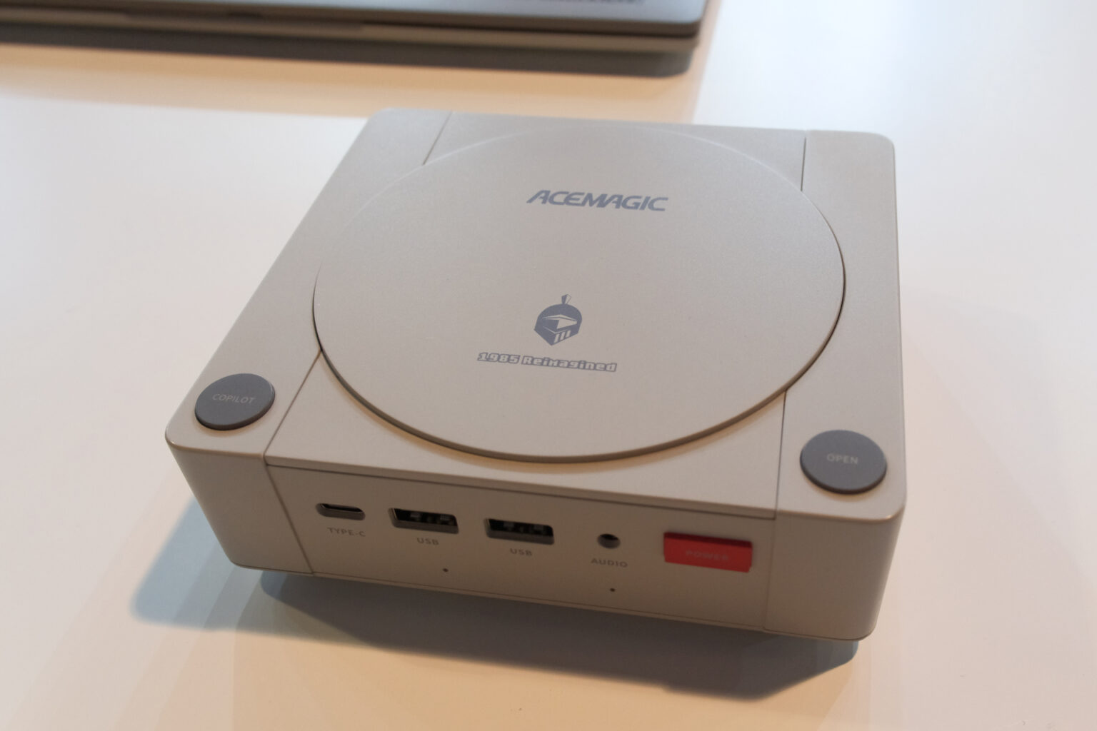 レトロなゲーム機っぽいRyzen AI 400搭載ミニPCなど、ACEMAGICが展示中 - PC Watch
