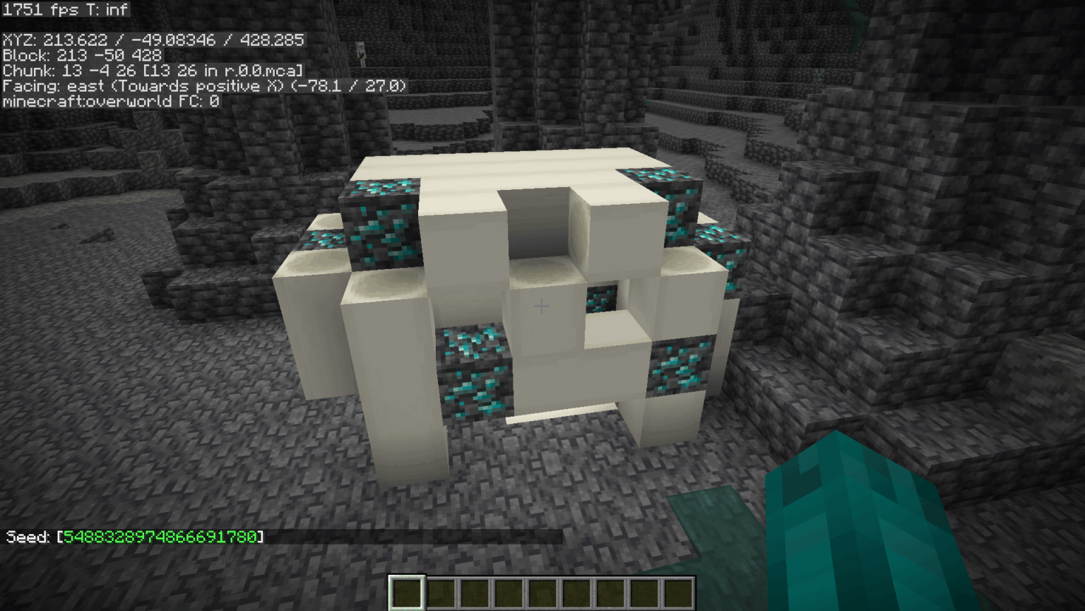 ダイヤモンド鉱石を含む頭蓋骨の化石