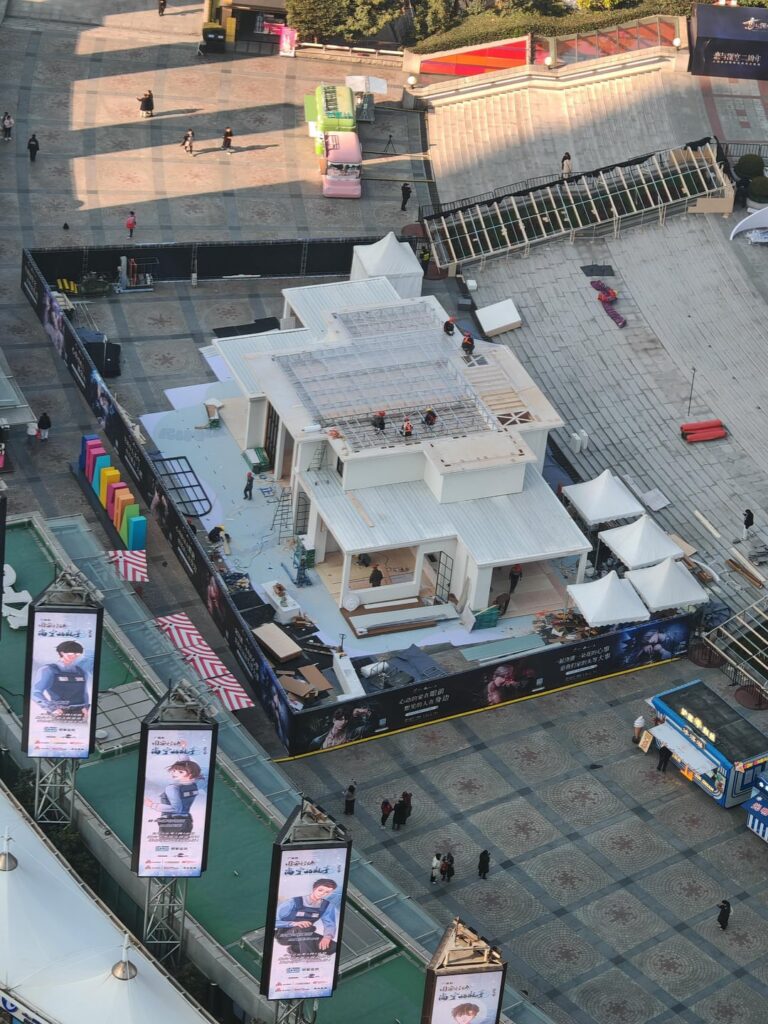 Infold は、上海で開催される今後のオフライン イベントに向けて、MC の家の実物レプリカを建設中です。