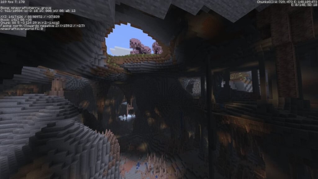 桜とその下の巨大な洞窟