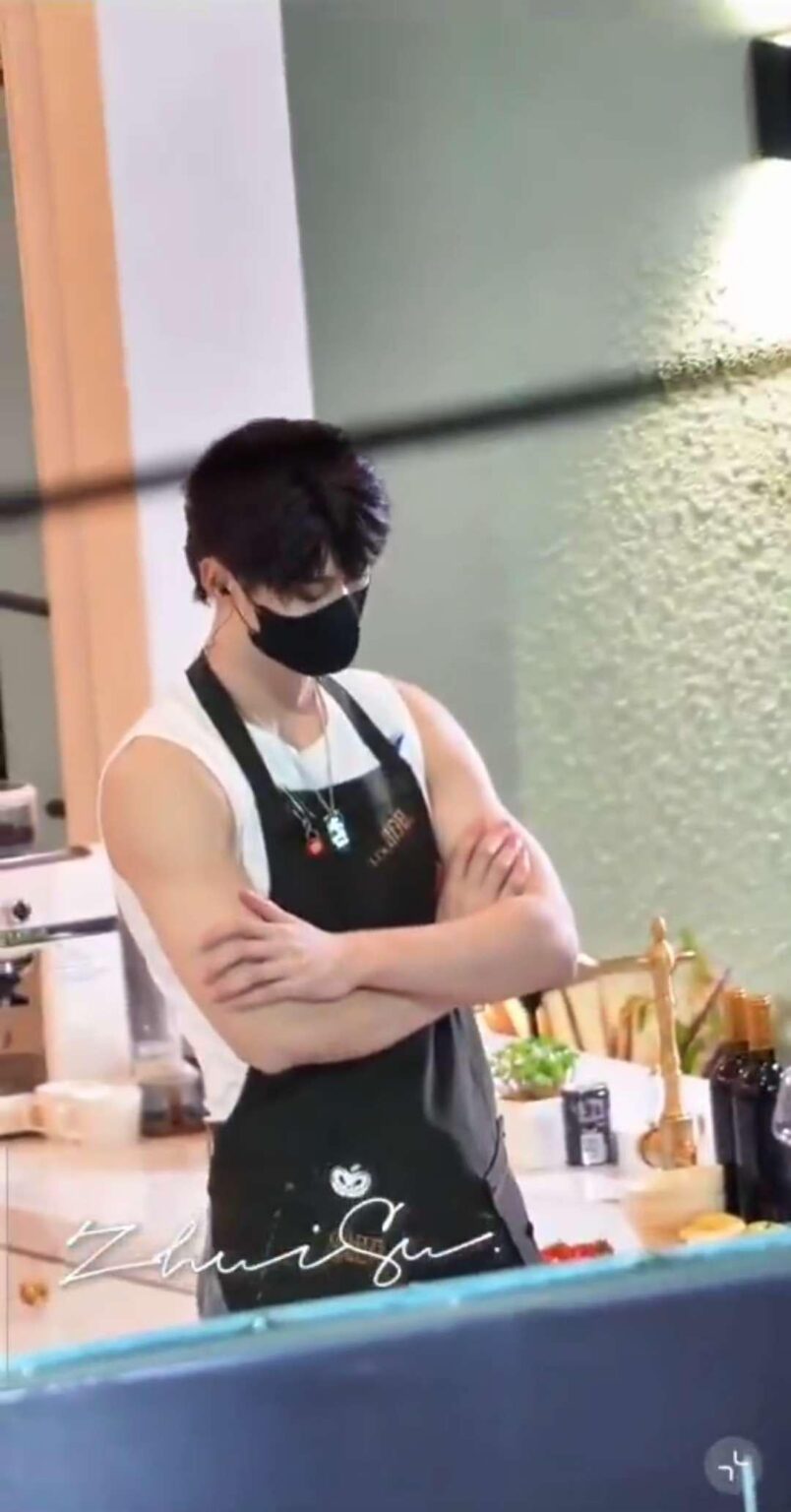 POV: ケイレブのコスプレイヤーがあなたのキッチンで料理をしています 🍳🔥