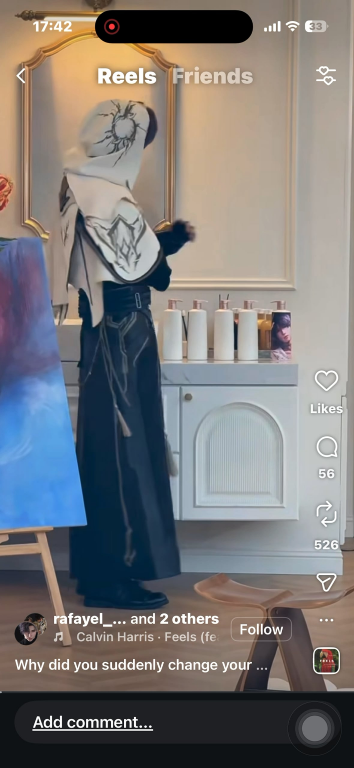 彼はそれをした自分をとても誇りに思っています 😆