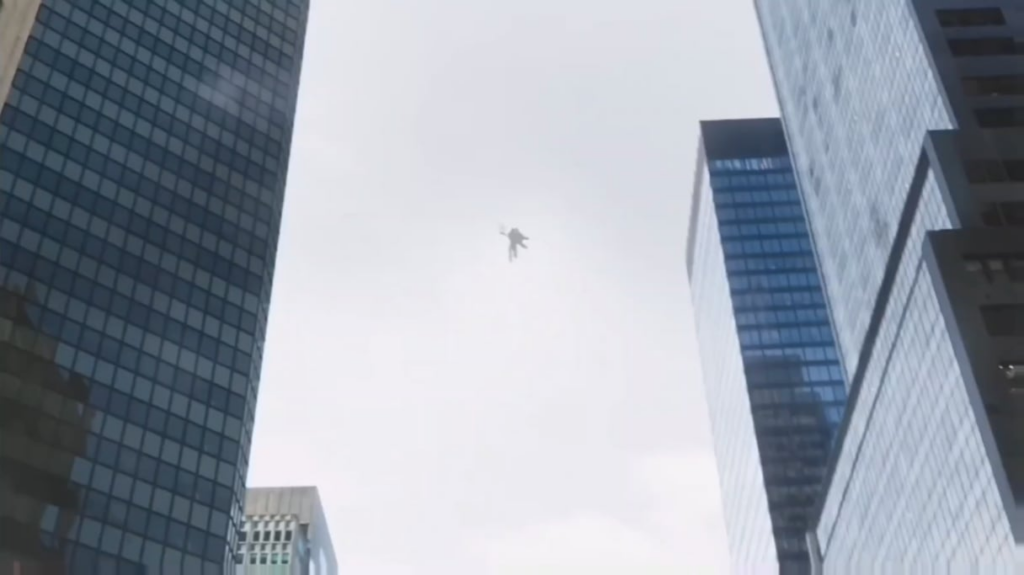 鋼鉄の椅子を持ったコレイが登場!