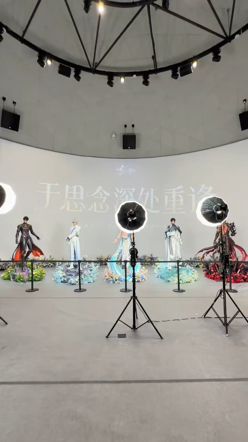 LADSの等身大彫刻作品を展示中